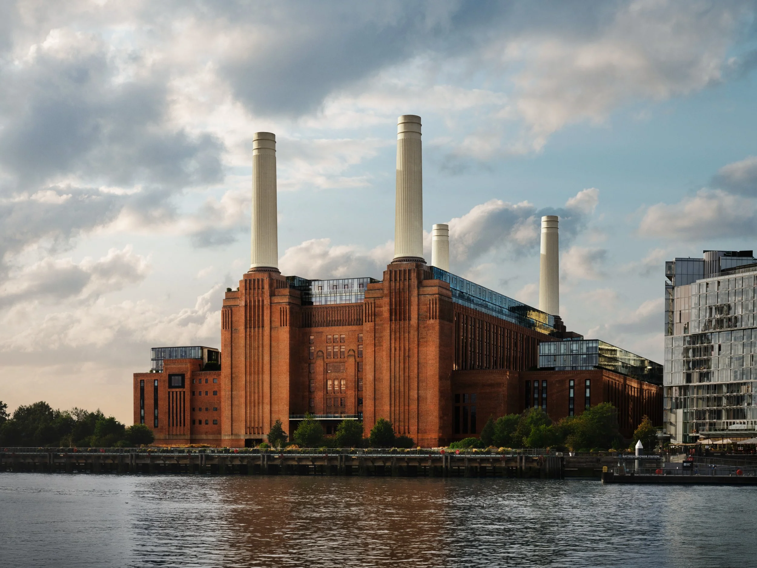 Taking inspiration from the iconic Battersea Power Station, Apple Music Hall incorporates heritage brickwork, fluted arches, and bronze balconies reminiscent of the historic oriel windows.