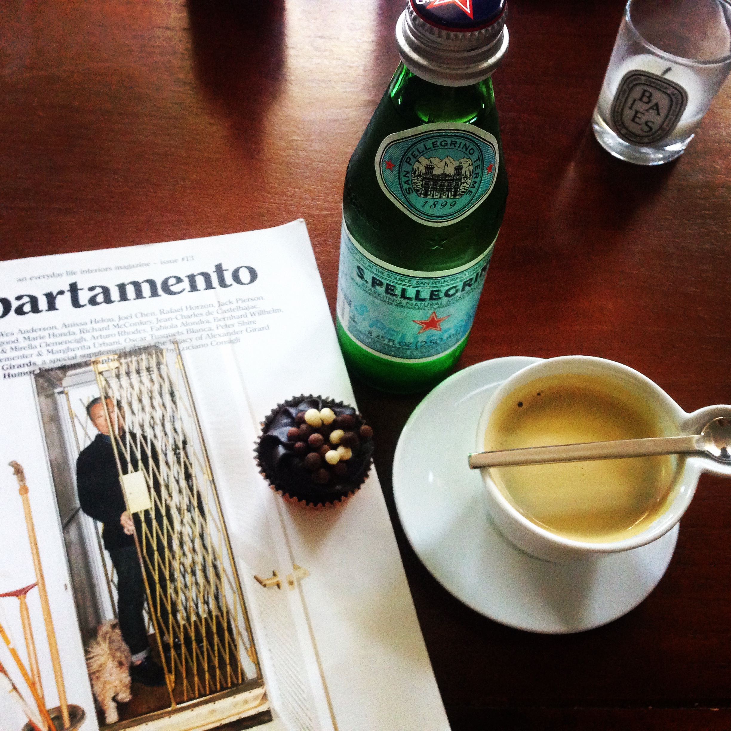 My afternoon espresso, mini cupcake and magazine (the Saturday afternoon after siesta moment). 