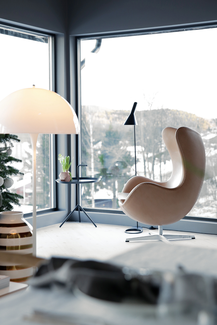 I love this chair! One day we will have one in the house. Image via Dustjacket Attic.