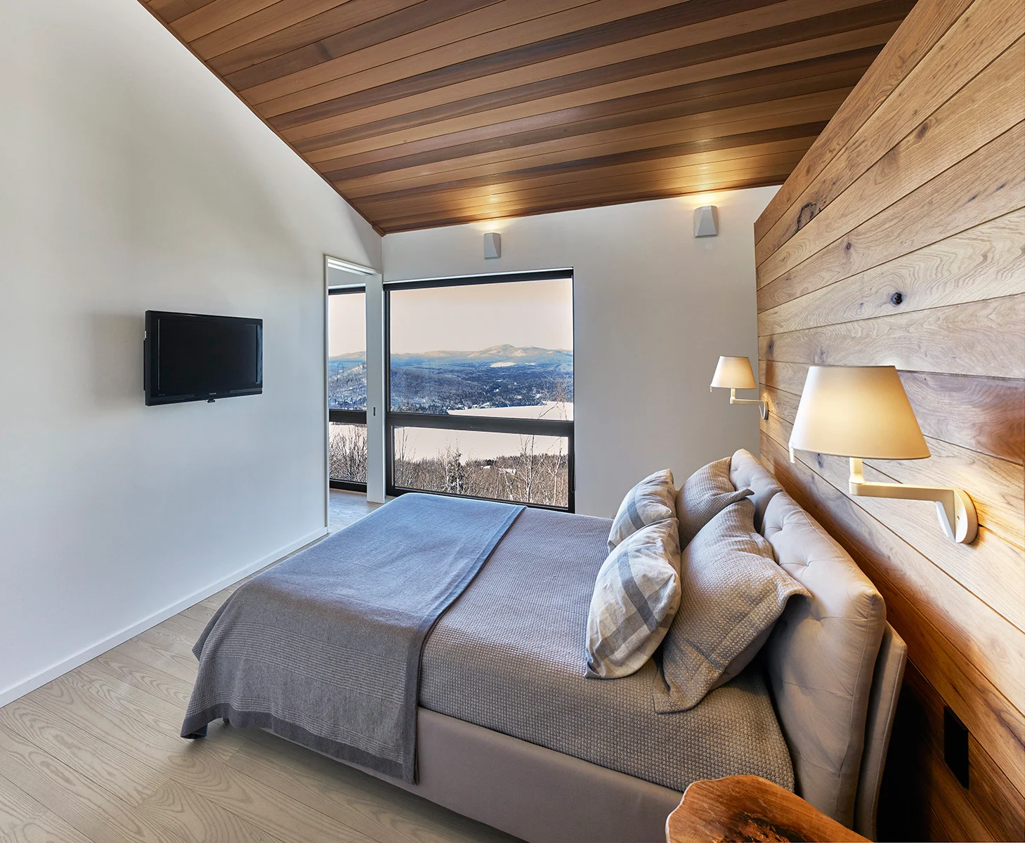 ROBITAILLECURTIS-Chalet-Interior-MasterBedroom.jpg