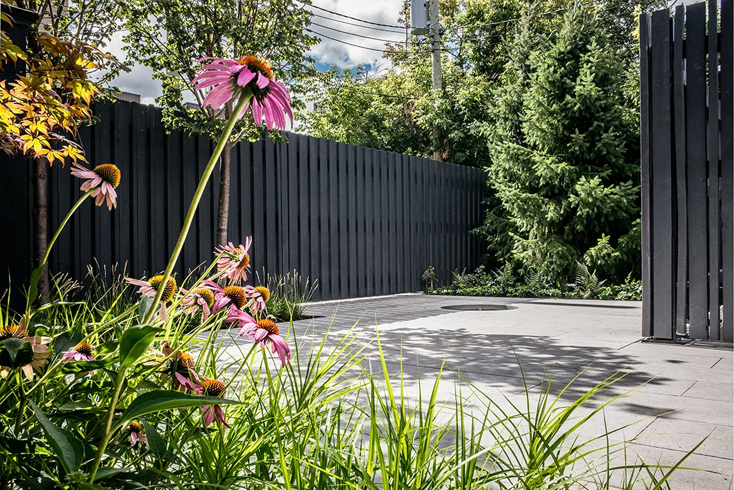 ROBITAILLECURTIS-VictoriaVillage-House&Garden-Garden2.jpg