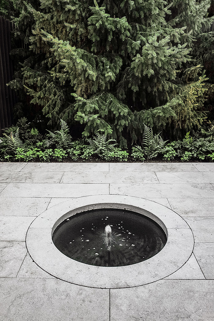 ROBITAILLECURTIS-VictoriaVillage-House&Garden-FountainDetail.jpg