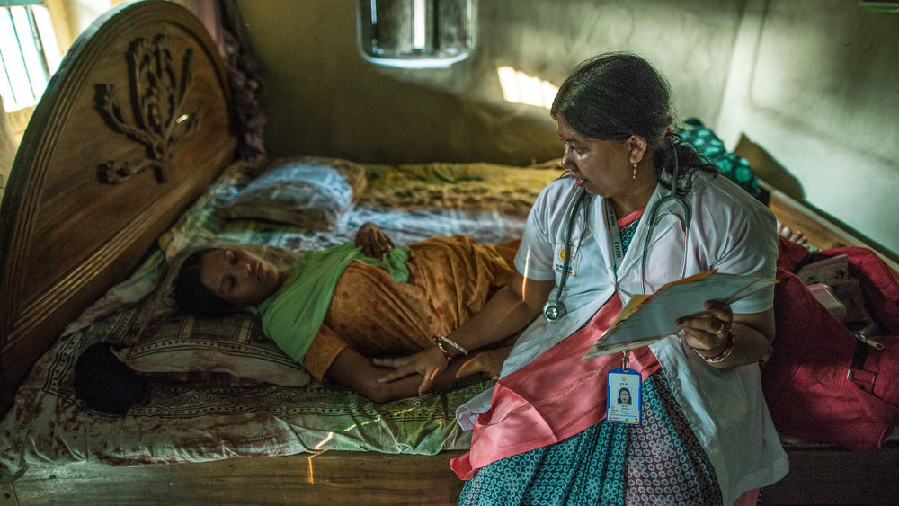  Shanta Das, a paramedic at Smiling Sun Clinic, consults a pregnant mother at her home. 