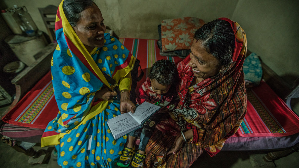  Halima Begum, a community service provider, educates Supriya Dae on child and maternal health. 