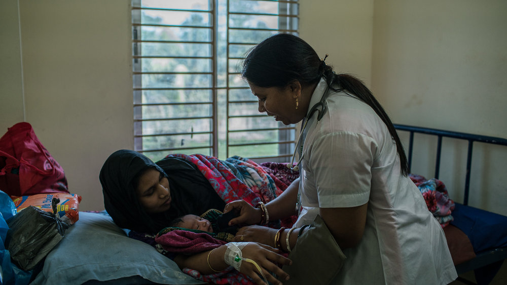  Shanta Das, a paramedic at Smiling Sun Clinic, consults with patients. 