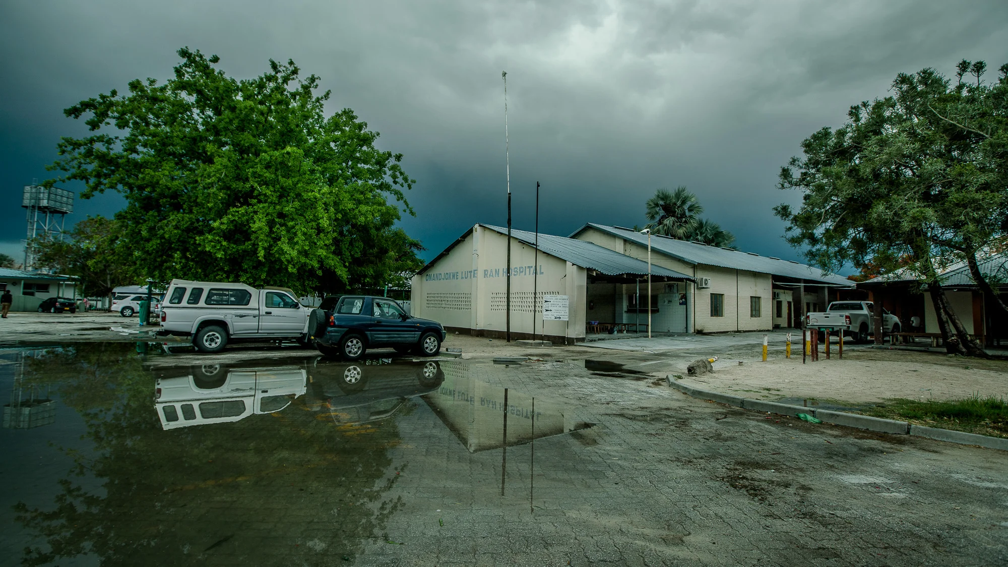  Onandjokwe Hospital serves as the primary health care center for the Onandjokwe District of the Oshikoto Region, which spans about 25,000 kilometers. Before decentralization, it was the only place where over 81,000 people could get HIV-related servi