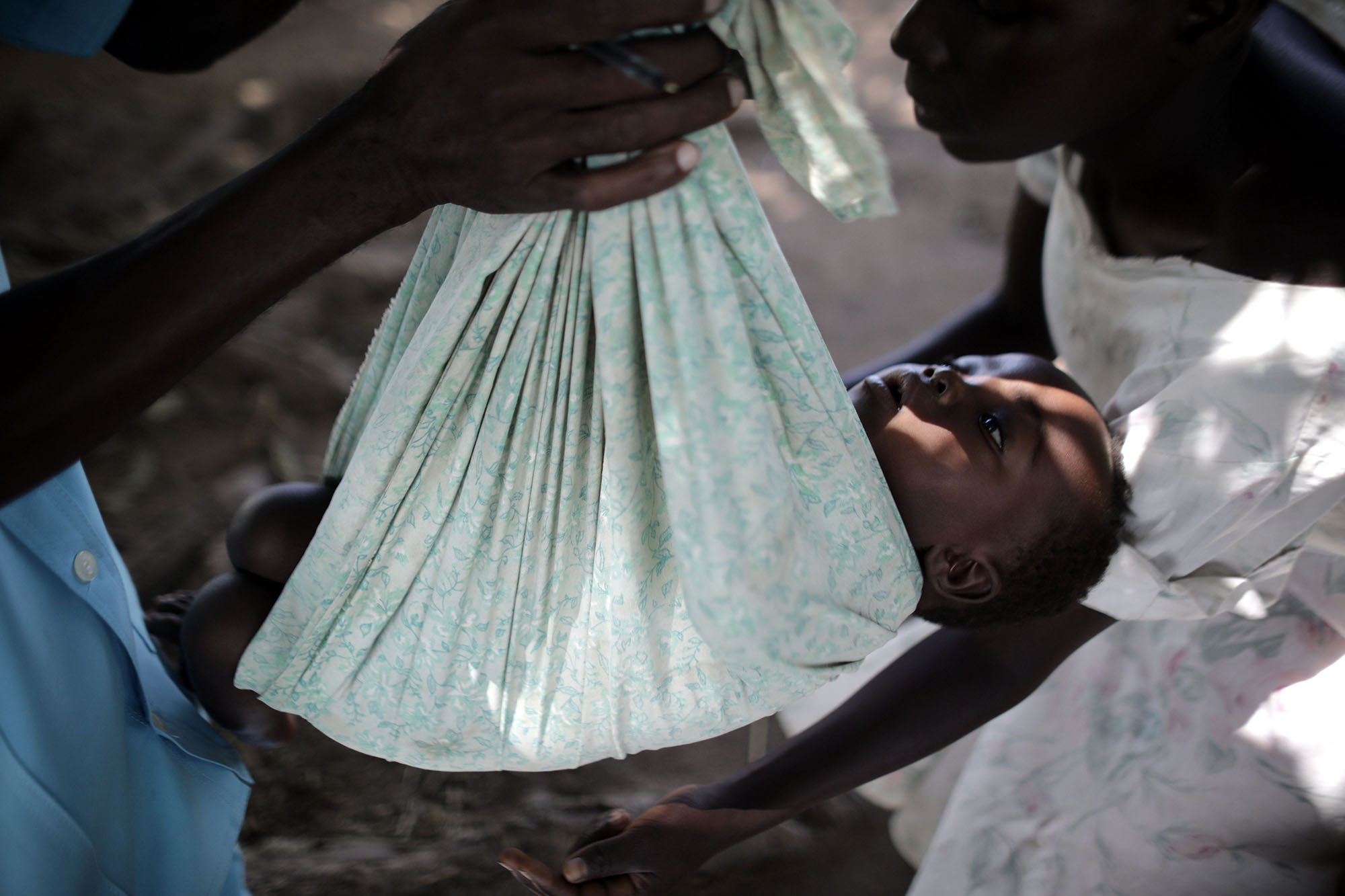  Women began to gather under the shade of a large tree in TA Nsamala, with baby’s on their backs. The program implemented by the government and supported by UNICEF is part of the “improvement of nutritional and health situation for children under 5, 