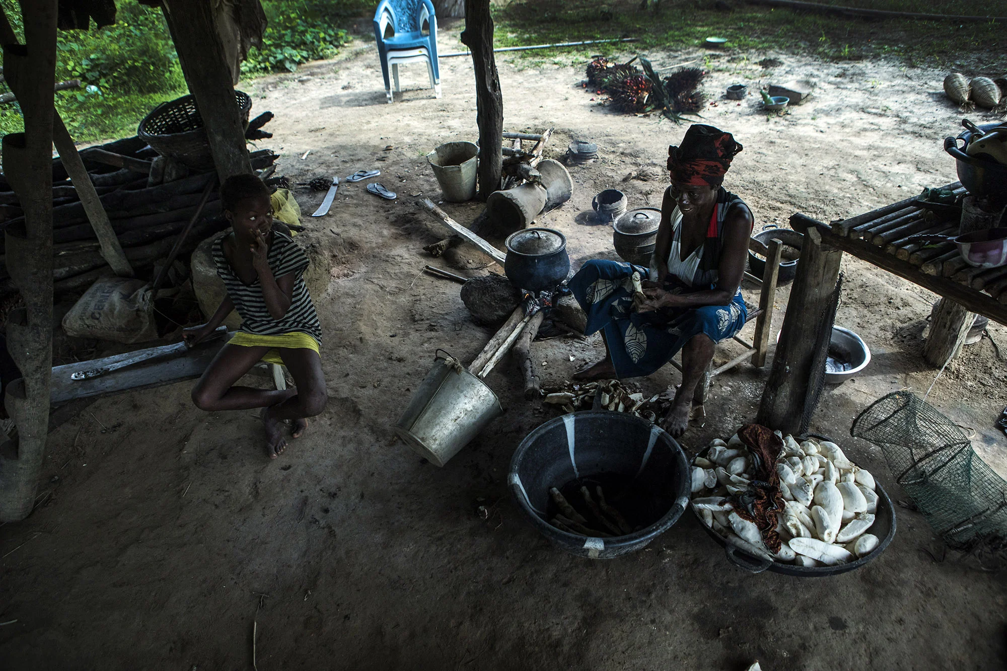  BLAYAH TOWN, LIBERIA: Aug. 30, 2017 - Sarah Banwon, right, the wife of Garmondah Banwon's, an elder in the Jogbahn Clan, prepares a meal in their kitchen in Blayah Town. The Jogbahn Clan fought against the British-owned company Equatorial Palm Oil (