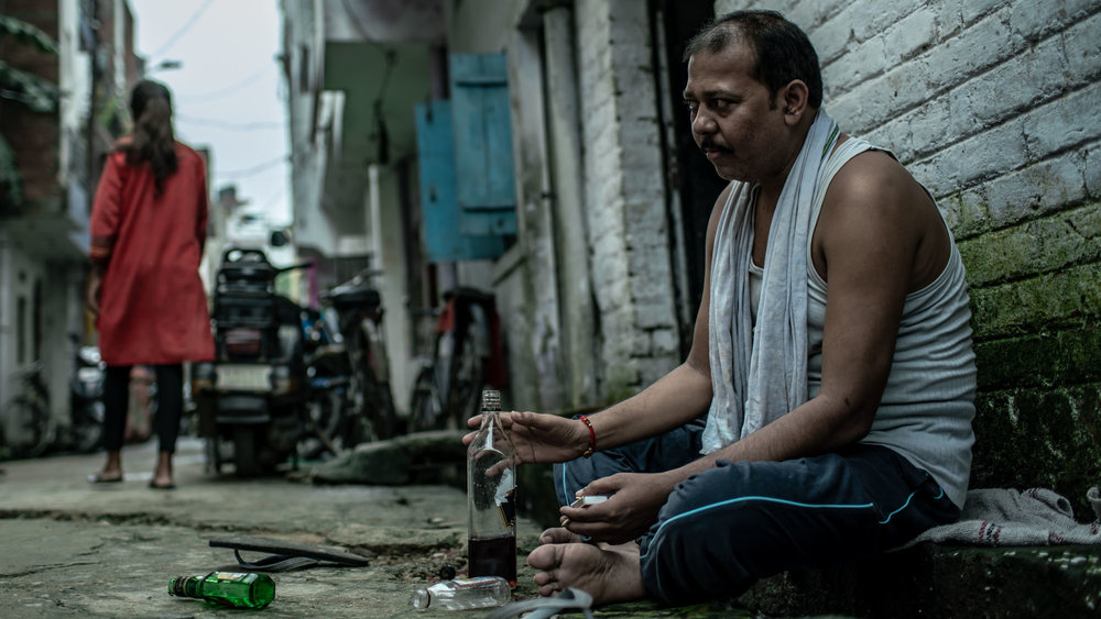 Actors Pratyush Shukla playing Laxmi's drunk father and Karin Sa