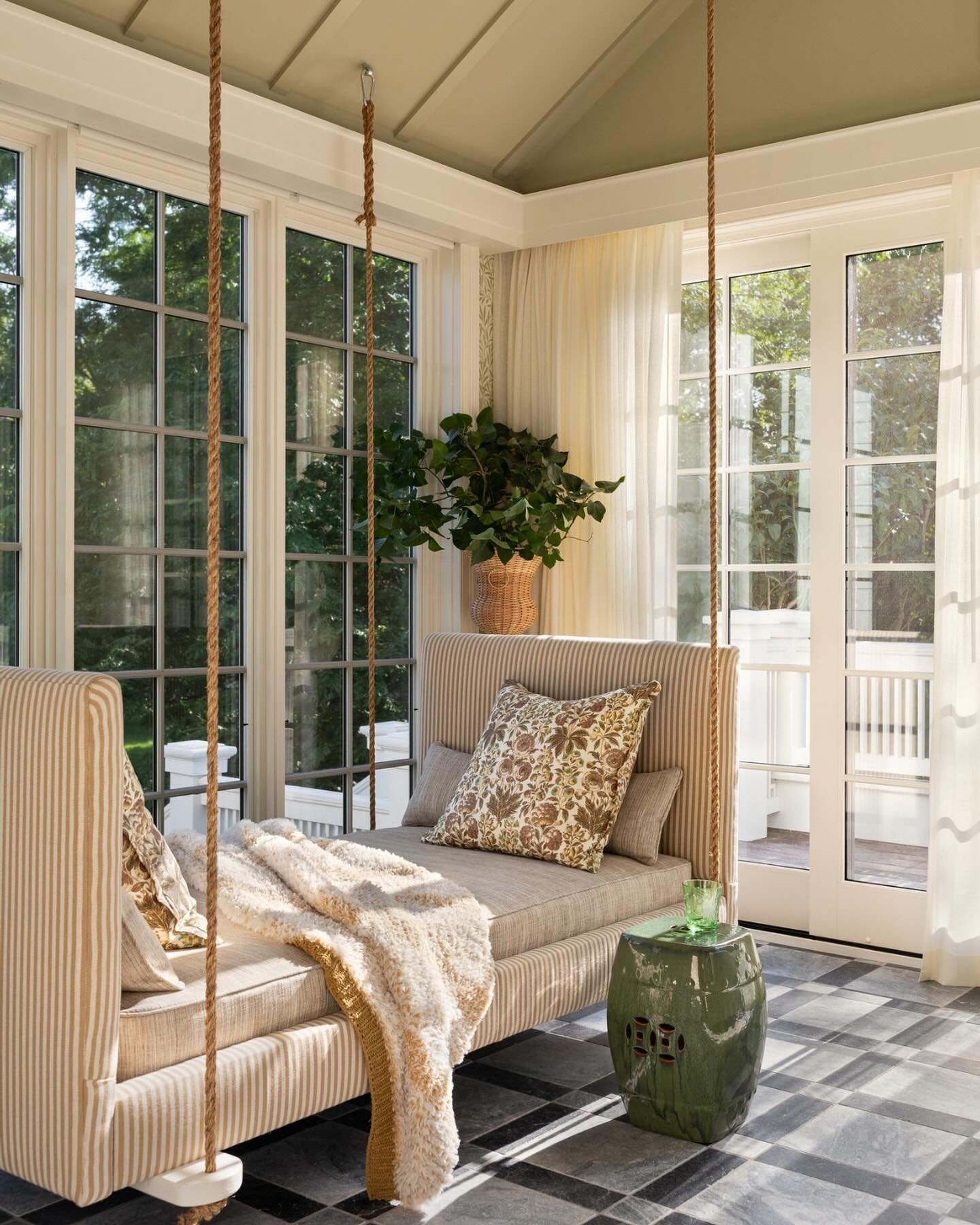 If I could teleport myself anywhere right now, it would be here ☀️

@designenmasse
@windsor_builders 

📷: @aimeemazzenga 
Styling: @cate.ragan.styling