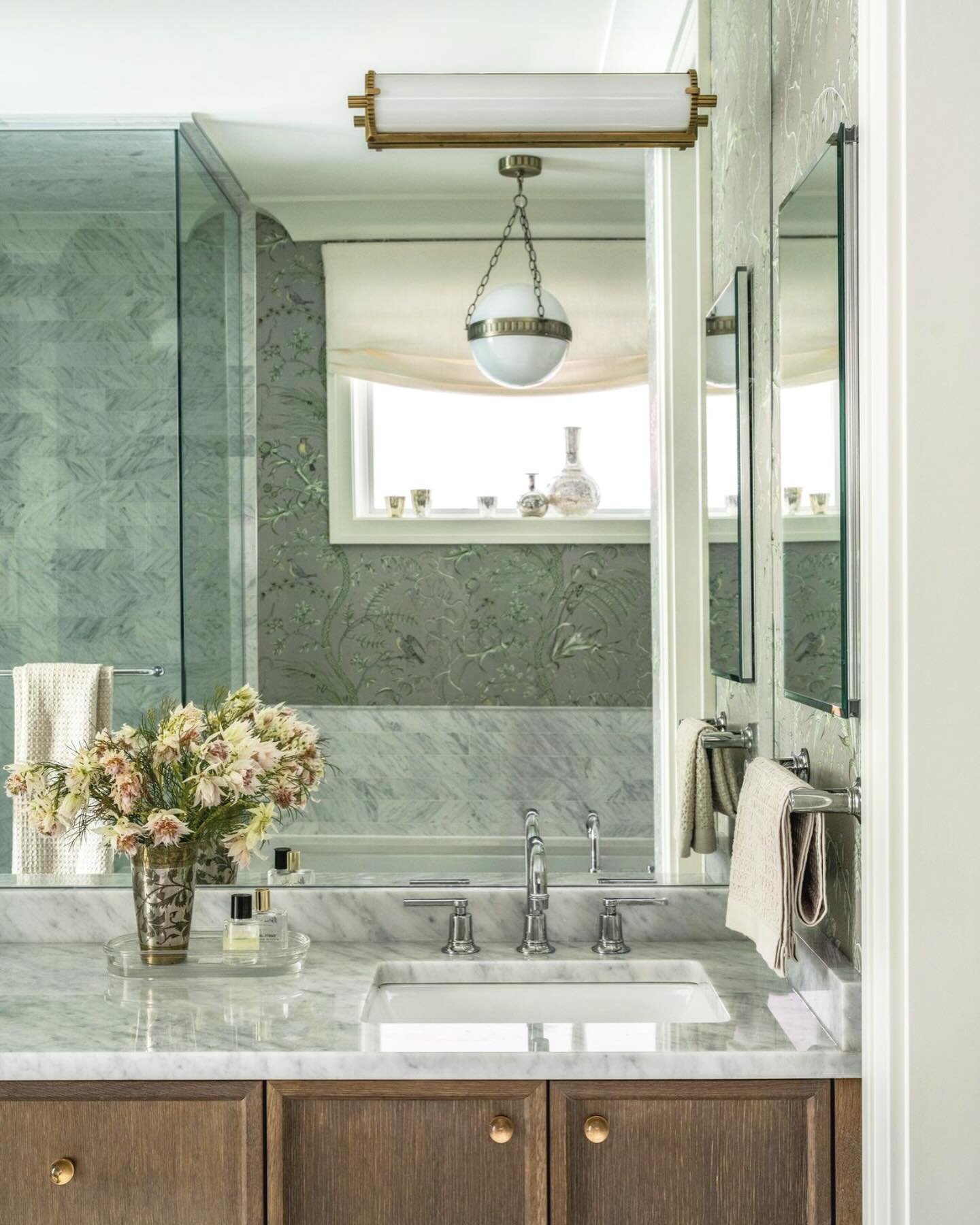 Marble + wood + mixed metals + bird &amp; thistle wallpaper = a classic primary bath retreat 🫧🫧🫧

Photography: @ryanthomaslayofficial