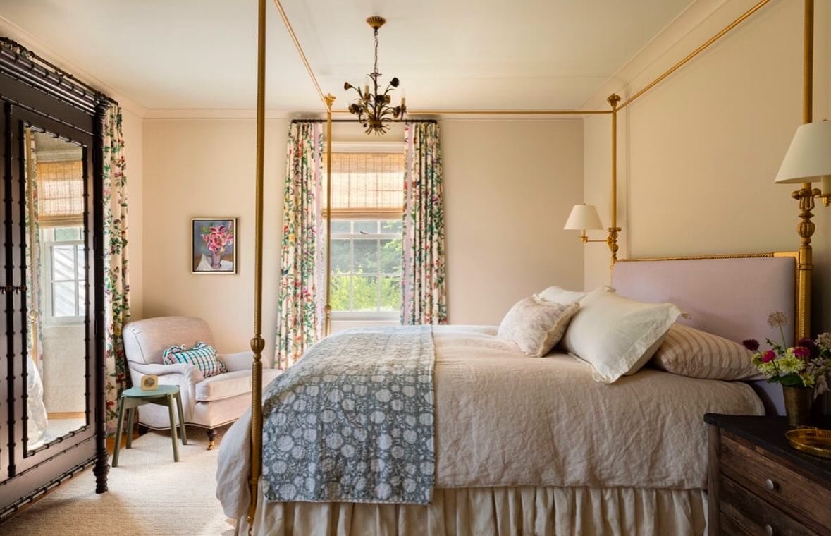 Dreamy guest room featuring my favorite drapery fabric of all time ☁️

Photography: @aimeemazzenga 
Styling: @cate.ragan.styling