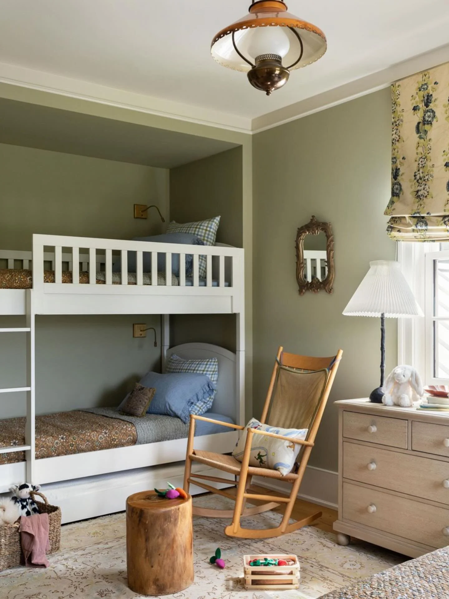 The cutest sleepover setup 💤 With another bed (not pictured) that fits 1 regular or 2 tiny humans 

Architecture: @designenmasse 
Build: @windsor_builders 
Photography: @aimeemazzenga 
Styling: @cate.ragan.styling