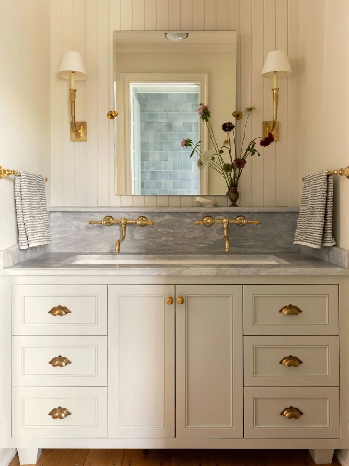 A small space filled with endless thoughtful details 🤍

Architecture: @designenmasse 
Build: @windsor_builders 
Photography: @aimeemazzenga 
Styling: @cate.ragan.styling