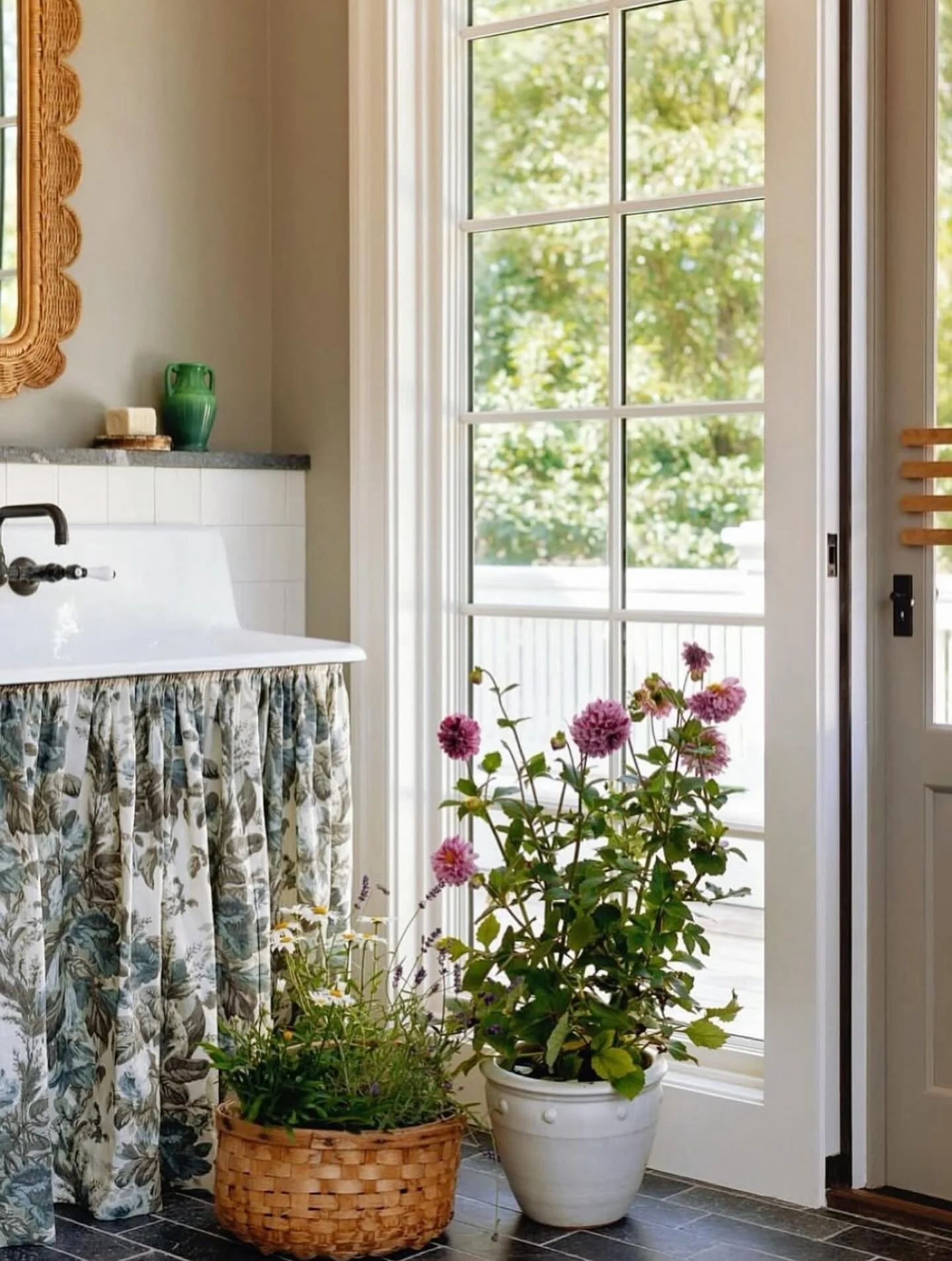 Would do anything for some signs of spring right now! Thanks to @home_decor_daily for reposting this project and 👋 to some new followers! 

Architecture: @designenmasse 
Build: @windsor_builders 
Photography: @aimeemazzenga 
Styling: @cate.ragan.sty