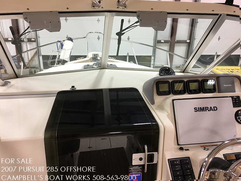 285-PURSUIT-OFFHSORE-BOAT-FOR-SALE-HELM.png