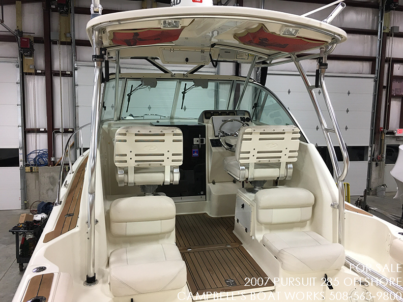 285-PURSUIT-OS-FOR-SALE-COCKPIT-HELM-SEATING.png