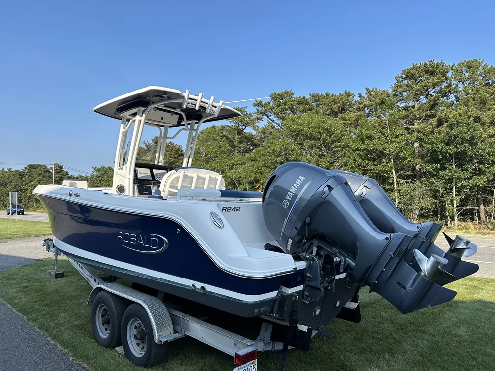 ROBALO R242 — Campbell's Boat Works Inc.