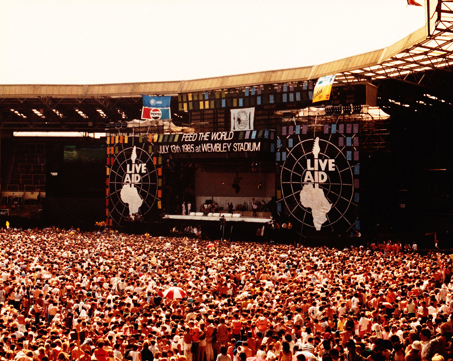 Концерт квин на стадионе. Квин Уэмбли 1985. Куин 1985 стадион Уэмбли. Концерт Queen на Уэмбли 1985. Квин на стадионе Уэмбли.