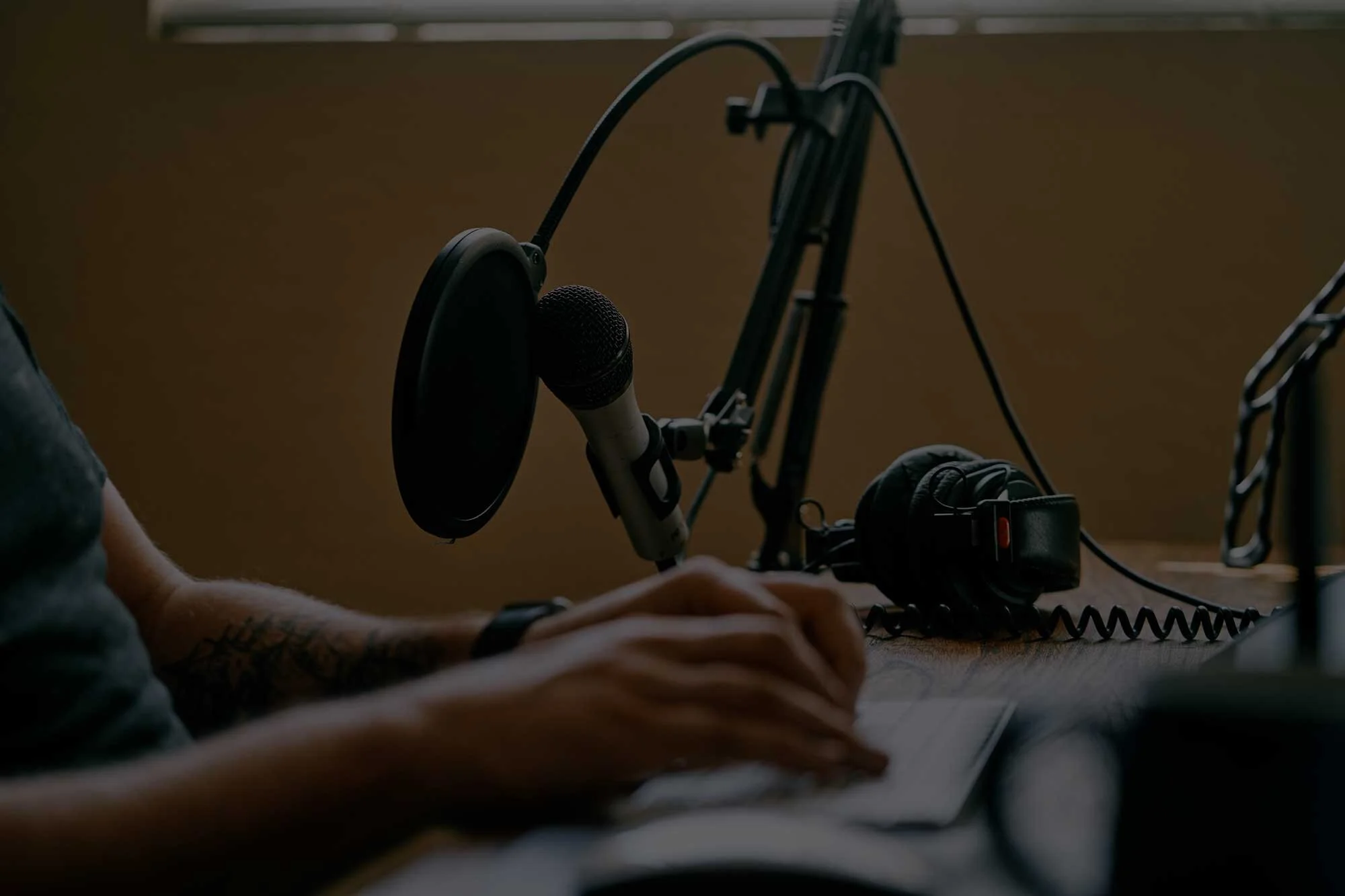 austin-saylor-typing-headphones-mic