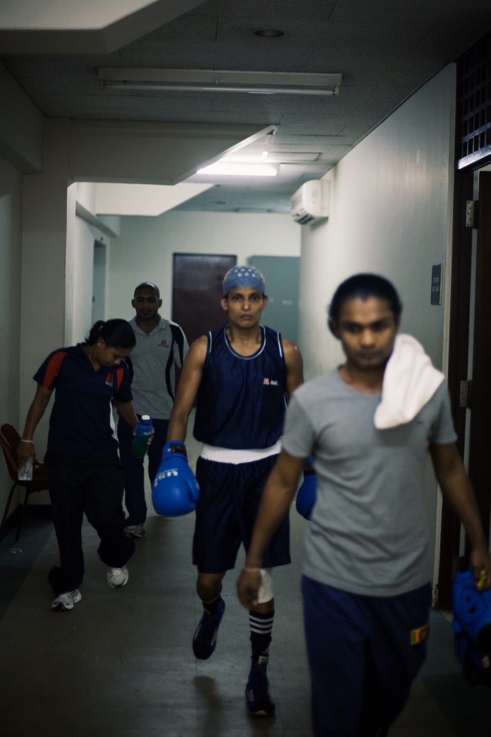 Anusha Kodituwakku on her way to ring with coach Anuruddha Ratnayake (© Lee Bazalgette) 