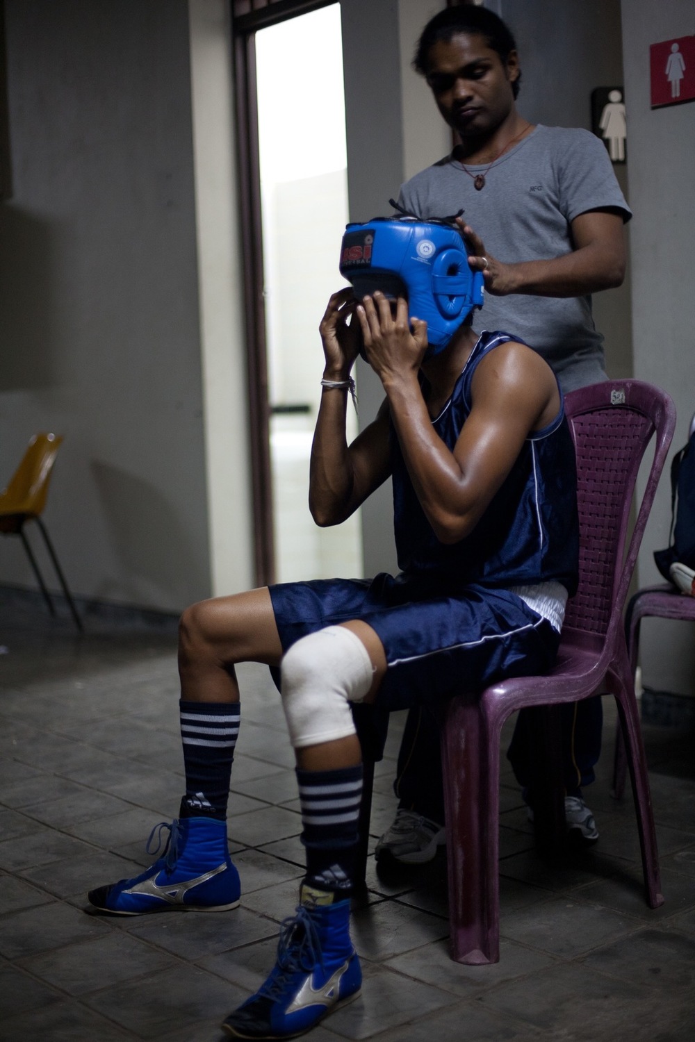 Anusha Kodituwakku gearing up for fight (© Lee Bazalgette)