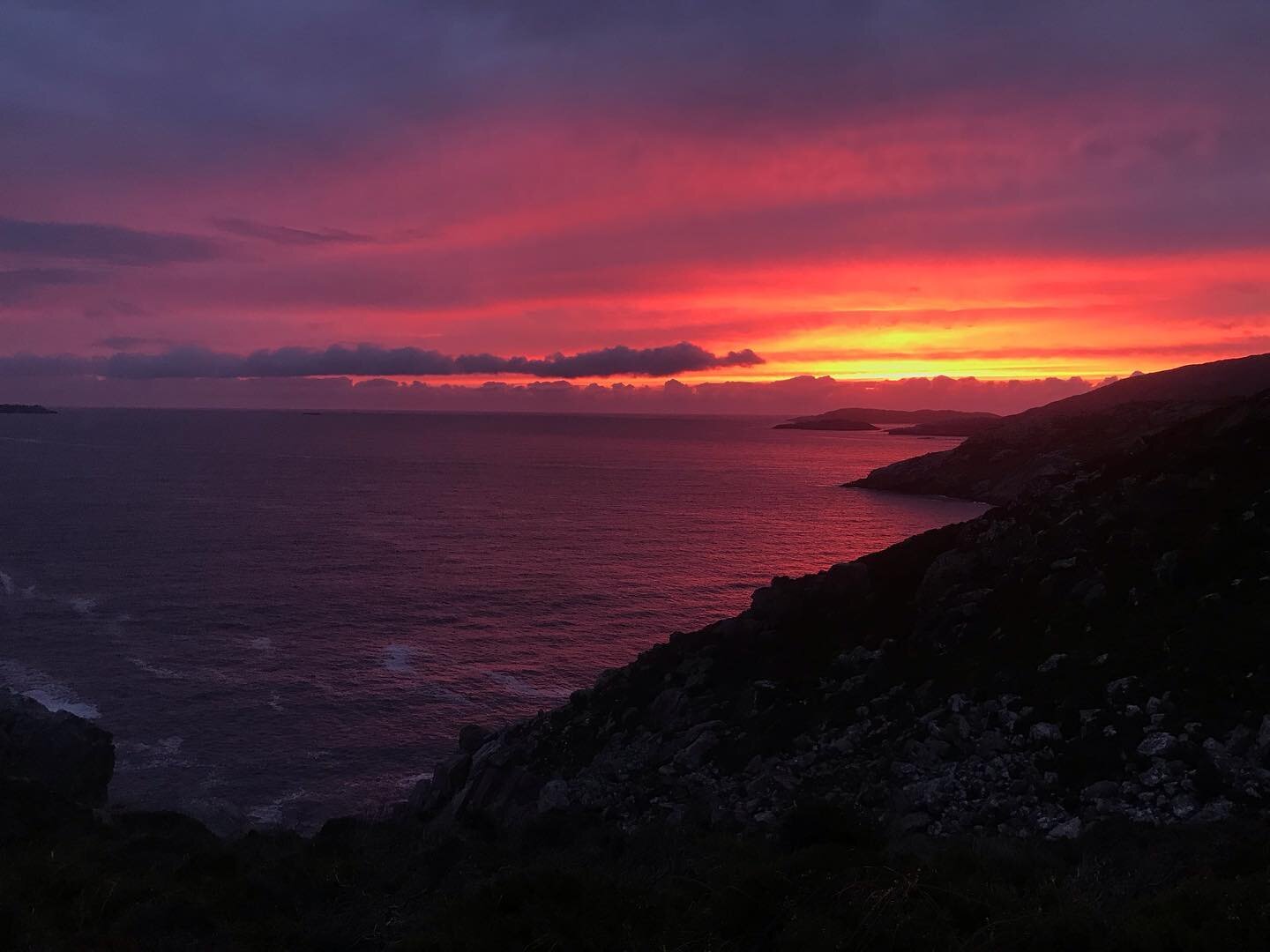 Incredible sunset for the last day of sound recording with @juliebrookstudio in Scotland. Huge thanks to Julie, the beautiful team and all the family for yet another memorable time! 

And last but not least big ❤️ to @fable.heart holding the fort xx
