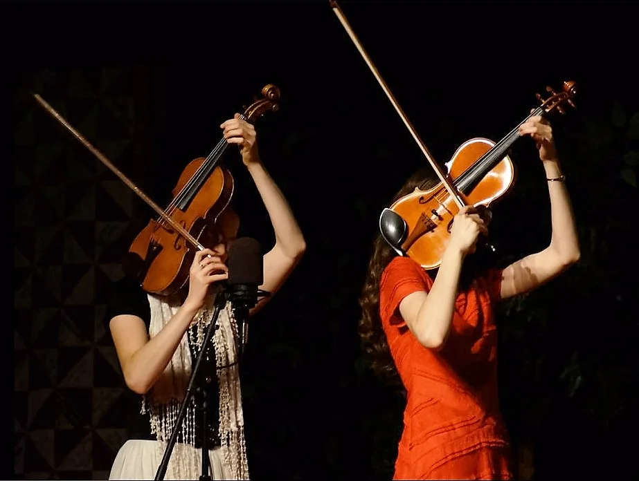 Trick fiddling on Orange Blossom Special 