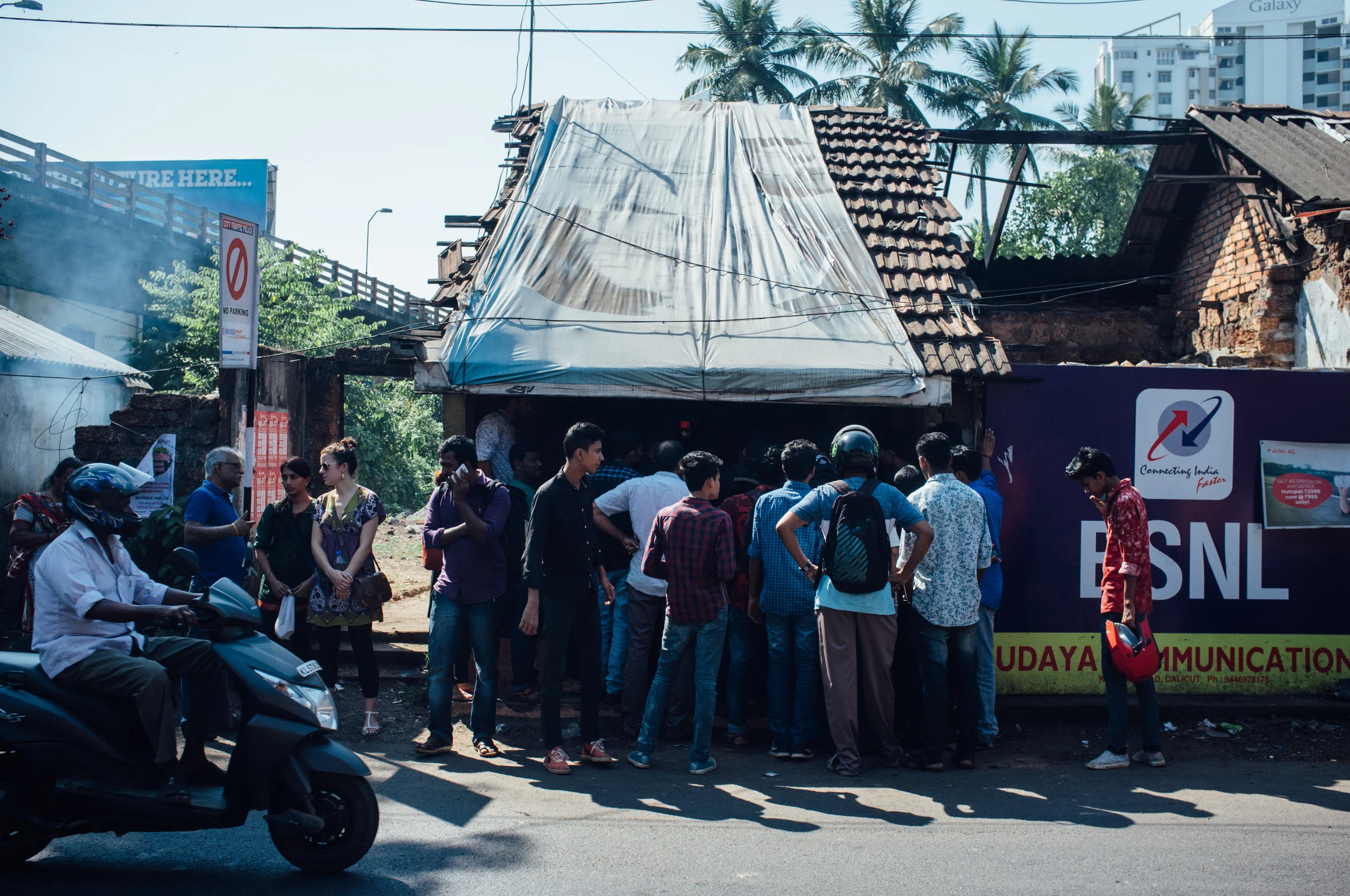 It's easy to spot Baskarettante kada : just look for the crowd