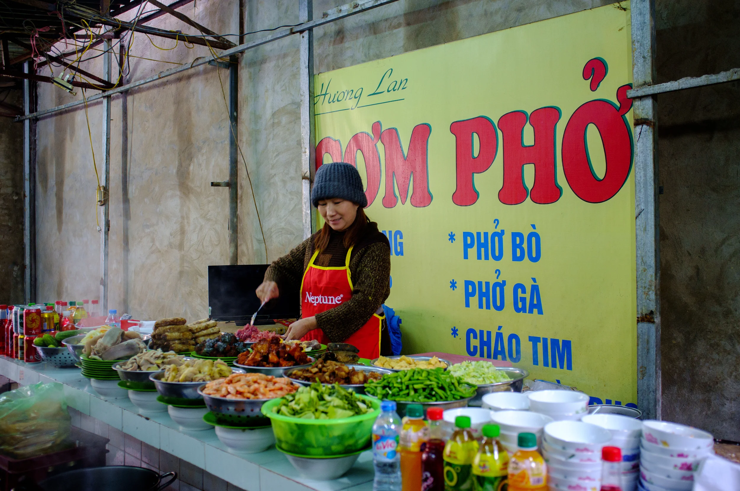 Hanoi: vendor prepping for lunchtime