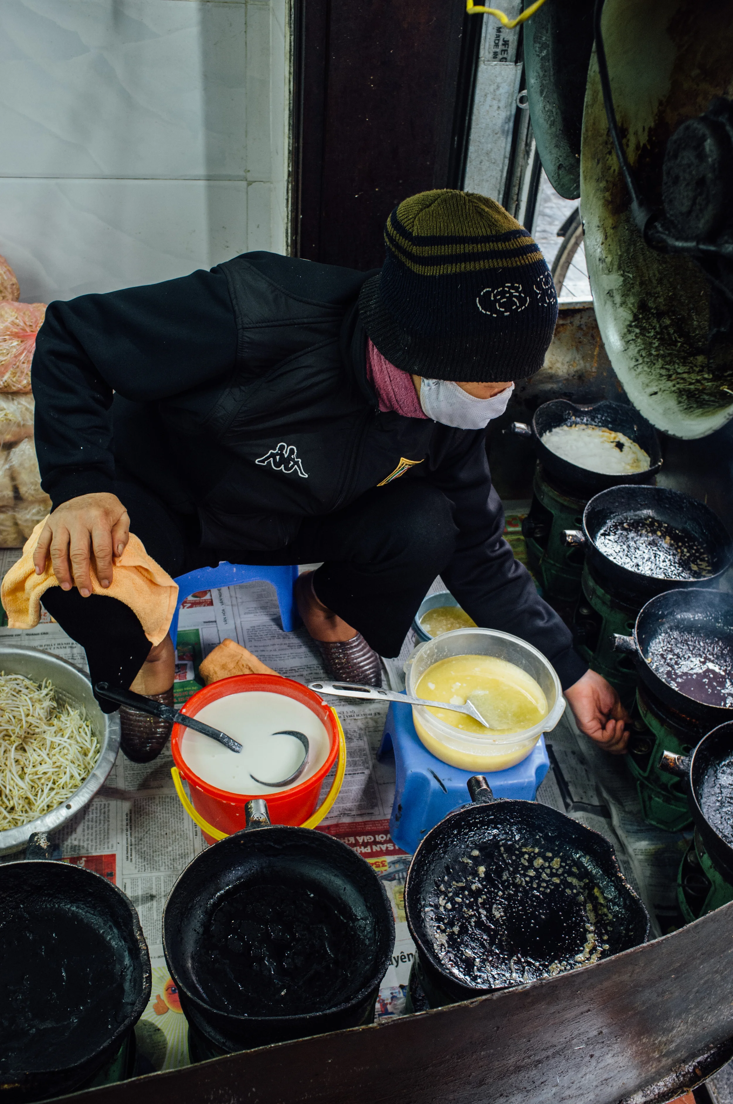 Bánh xèo aunty presiding over skillets