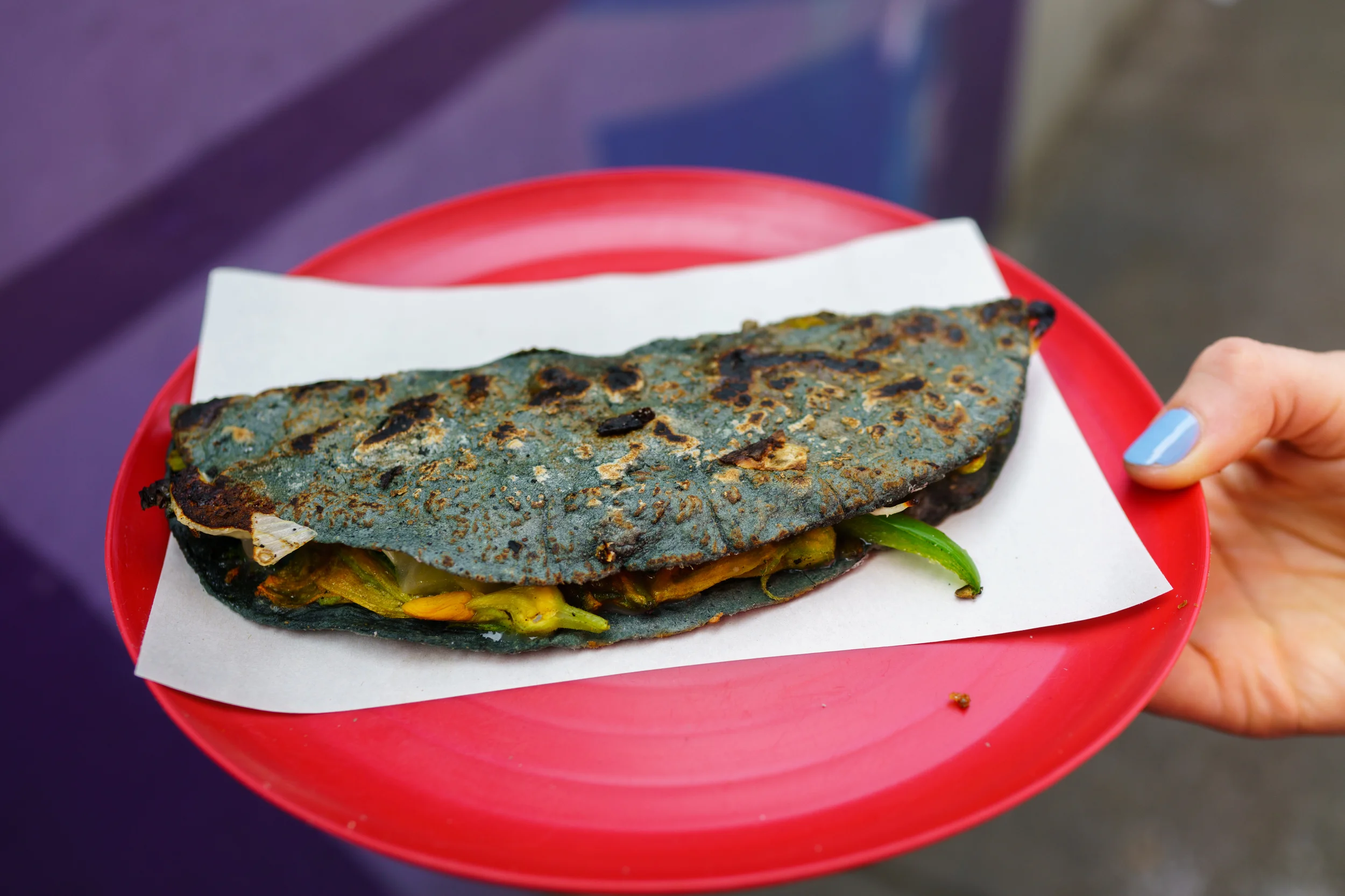 Tlacoyos con flor de calabaza