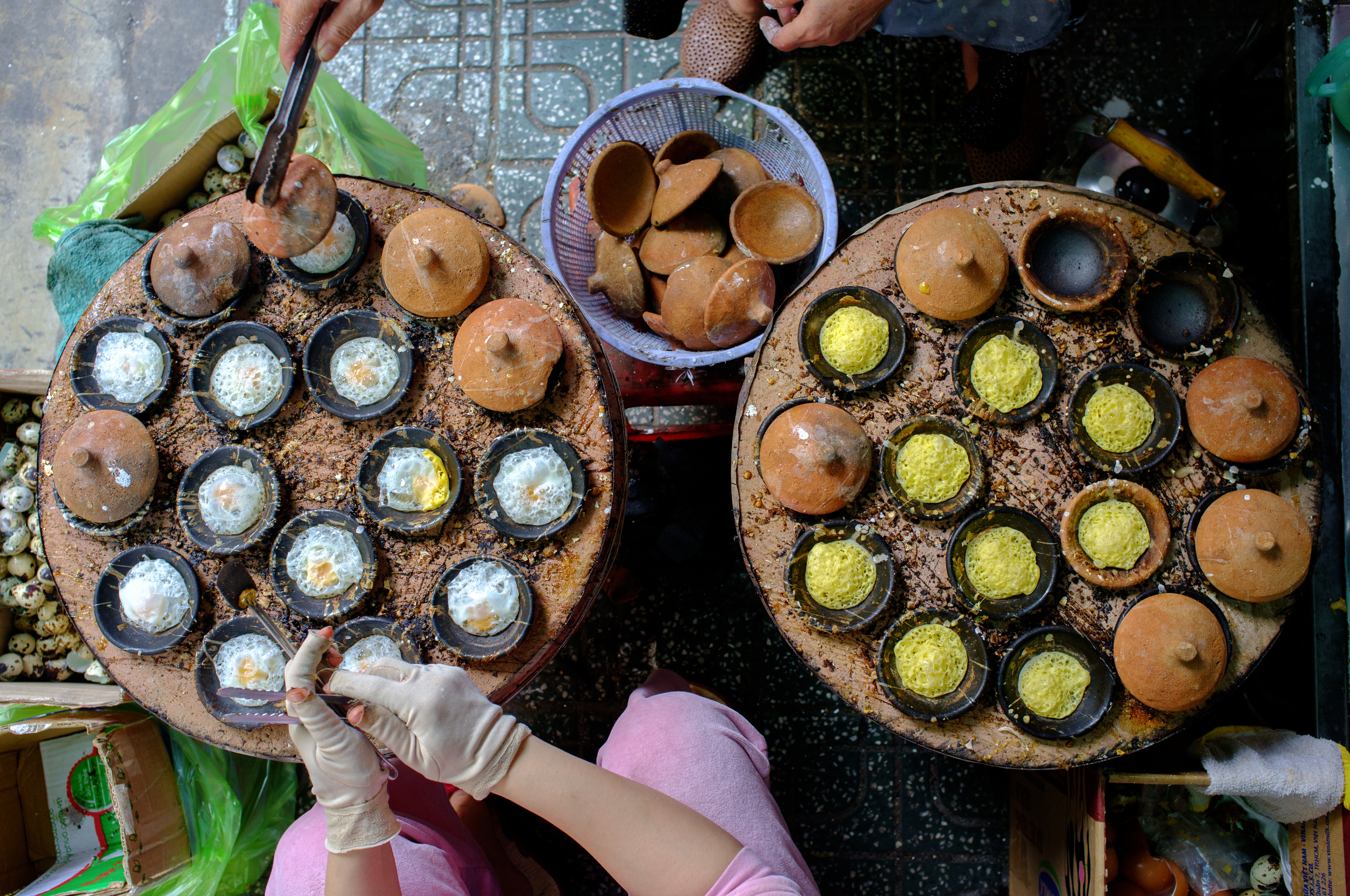 Bánh căn being cooked