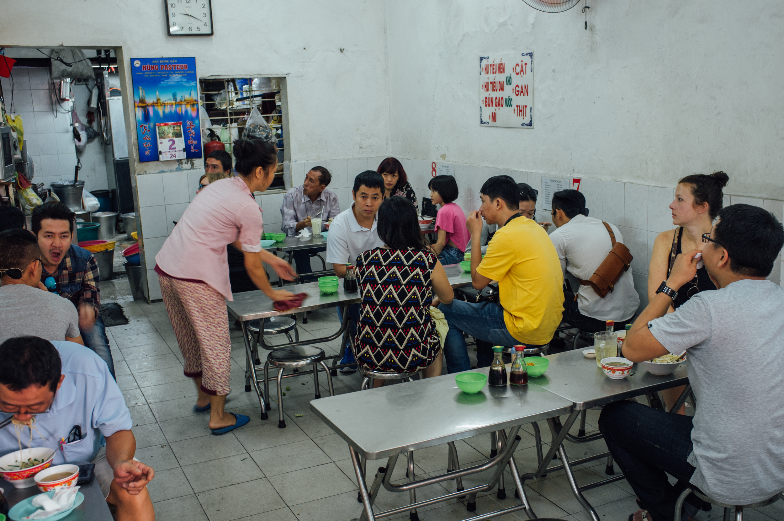 Breakfast hour at Hủ Tiếu Mì Thập Cẩm