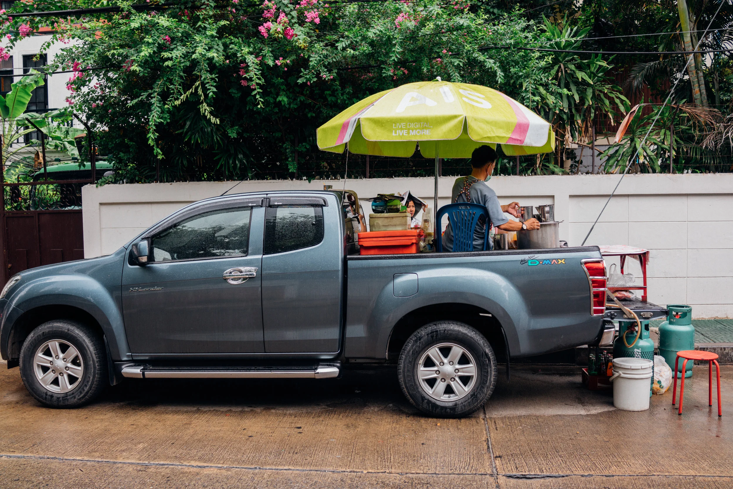 Serving street food in the rain, Aree neighborhood