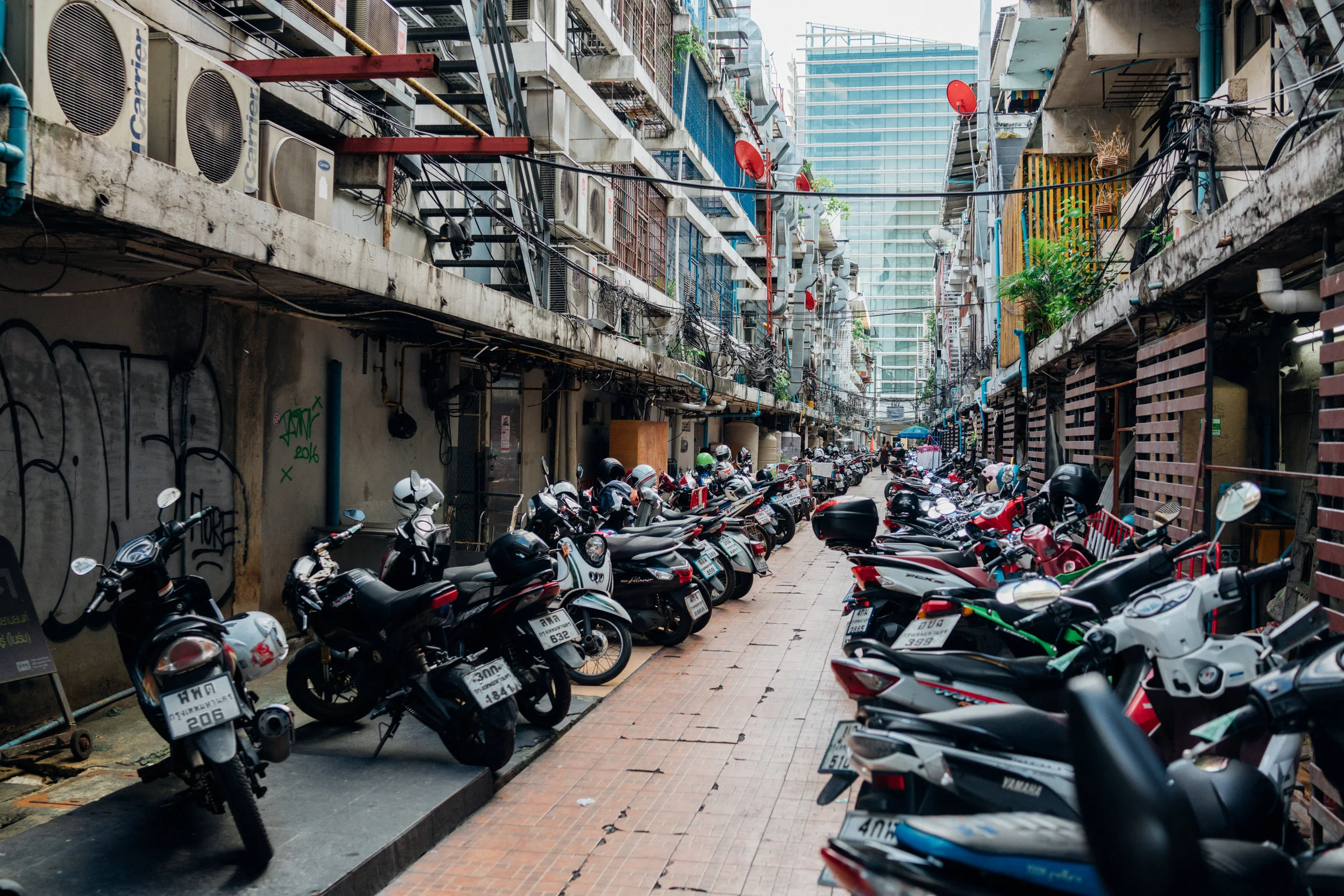 No, these are not motorcycle taxis, but there are a lot of these in Bangkok