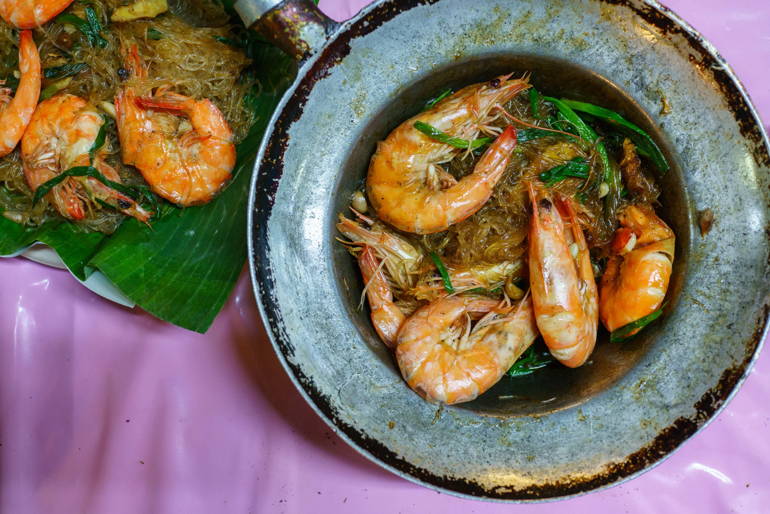Each portion of goong ob woon sen is usually prepared in individual pots