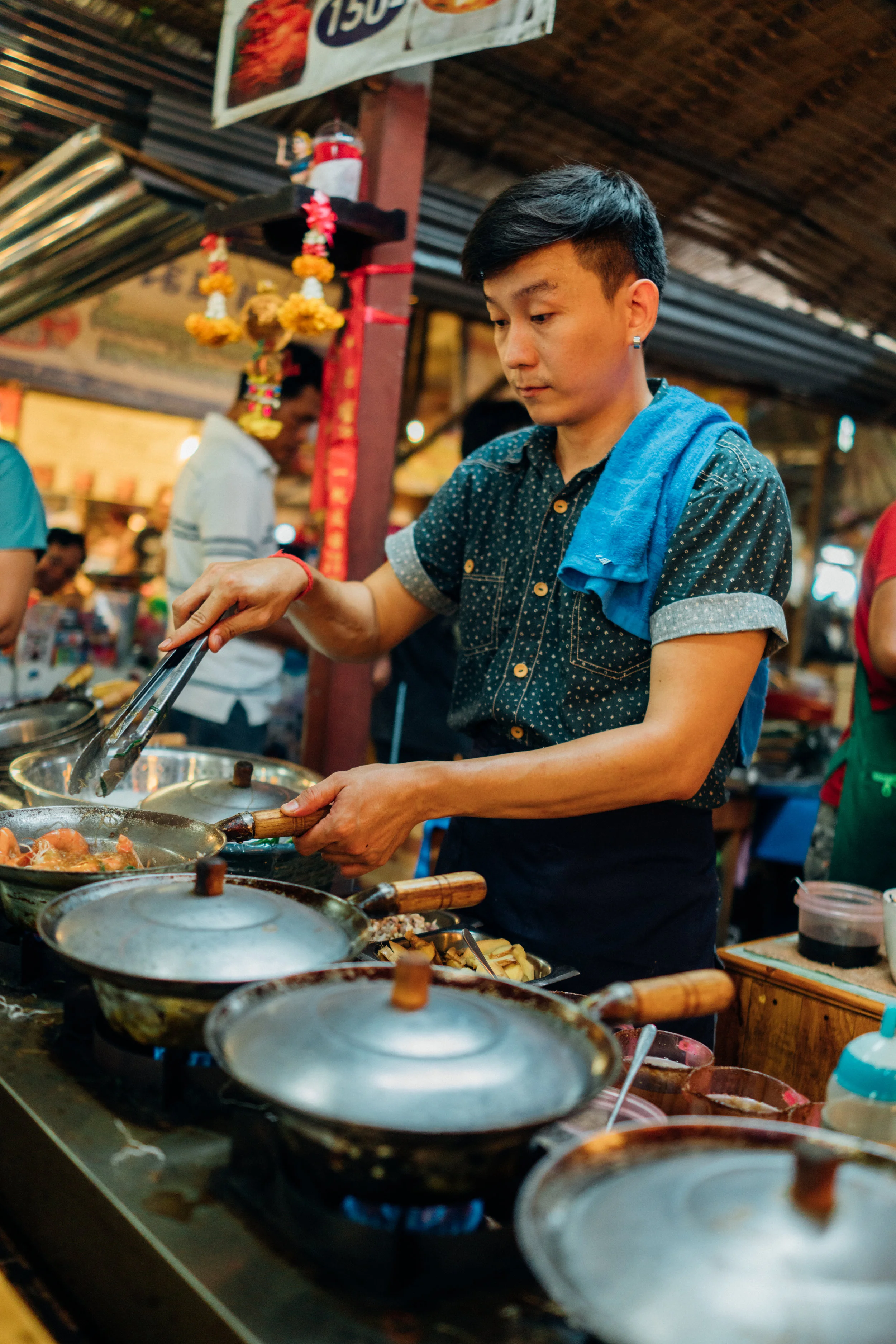 Preparing goong ob woon sen at Khlong Lat Mayom Floating Market