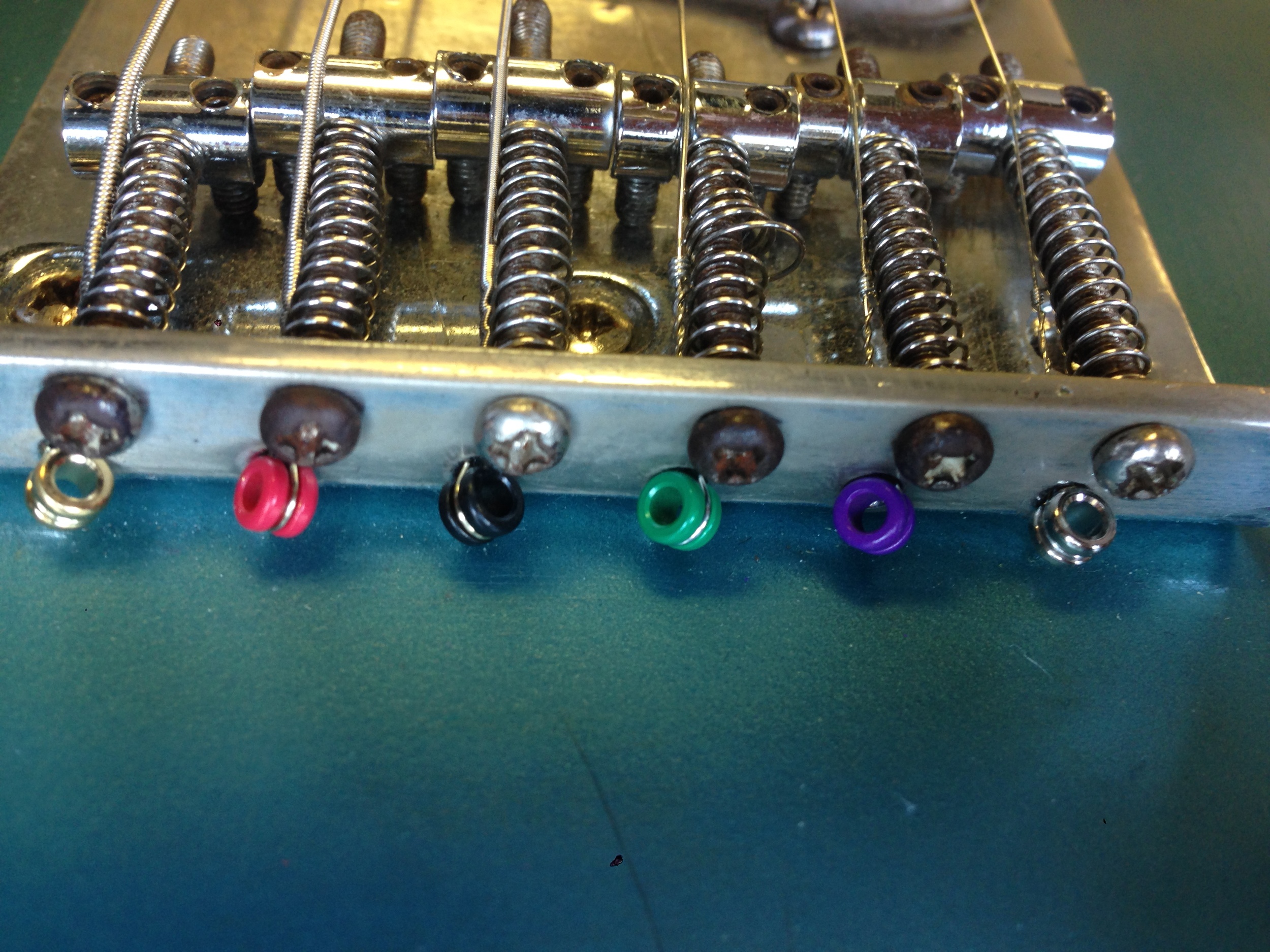 Saddles and adjustment screws
