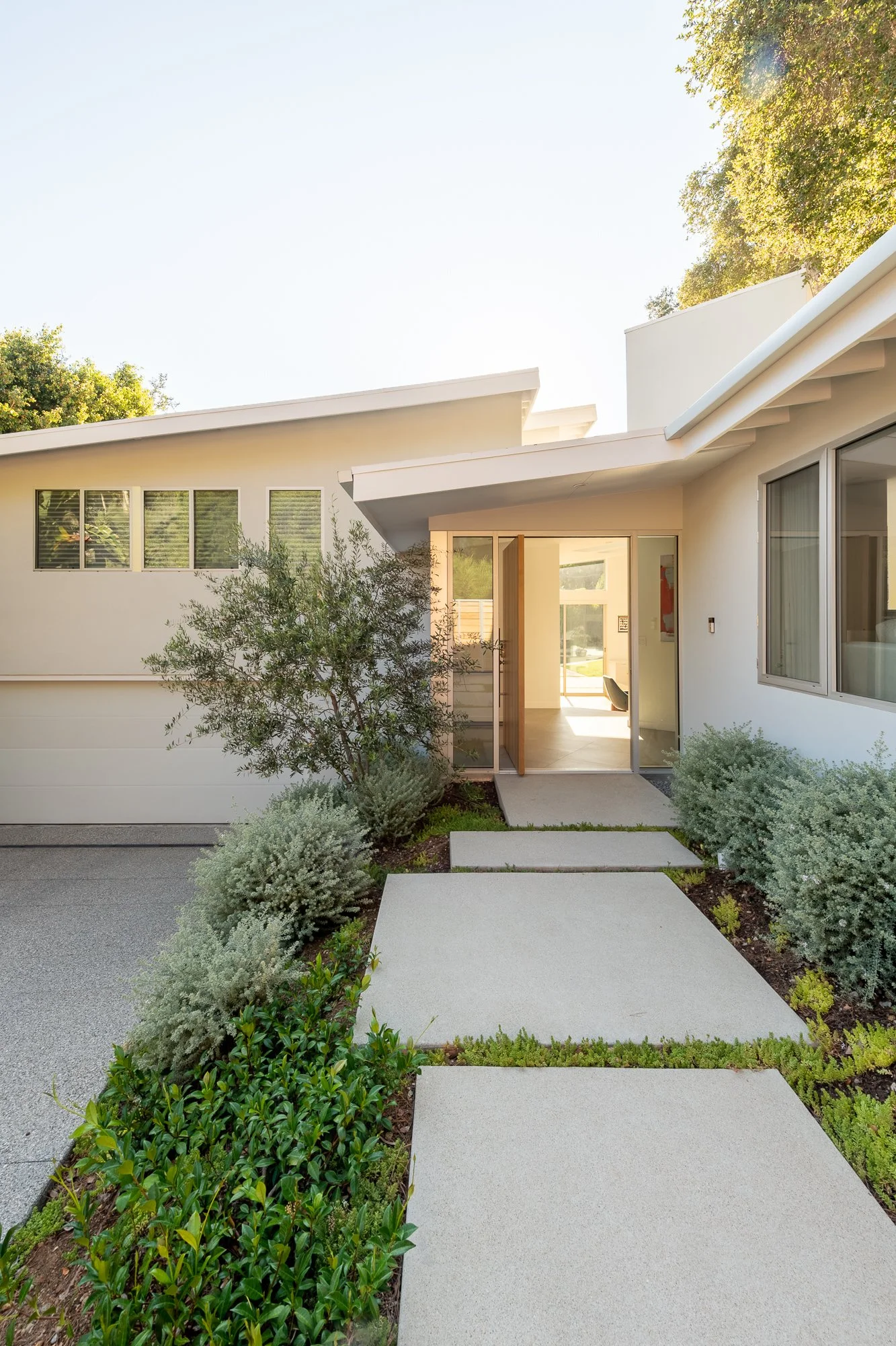modern-custom-home-mandeville-canyon-los-angeles-outdoor dining-oak front door 2.jpg.jpg