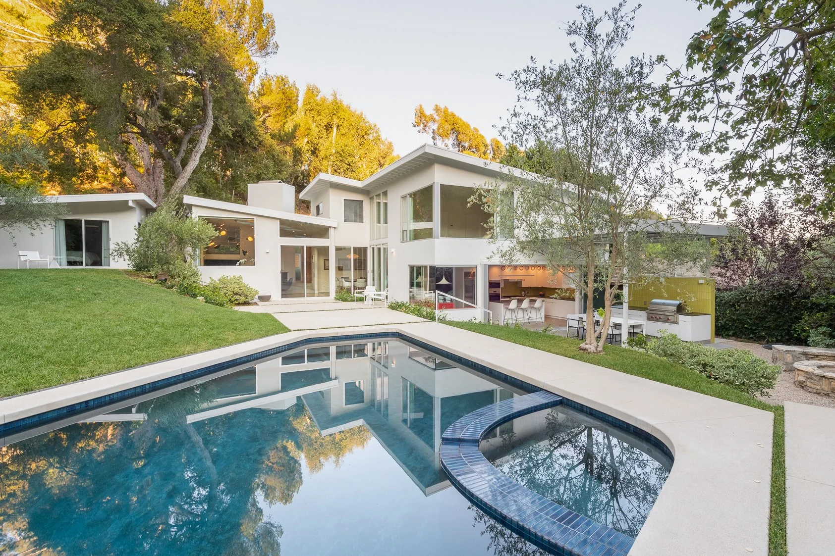 modern-custom-home-mandeville-canyon-los-angeles-pool.jpg.jpg