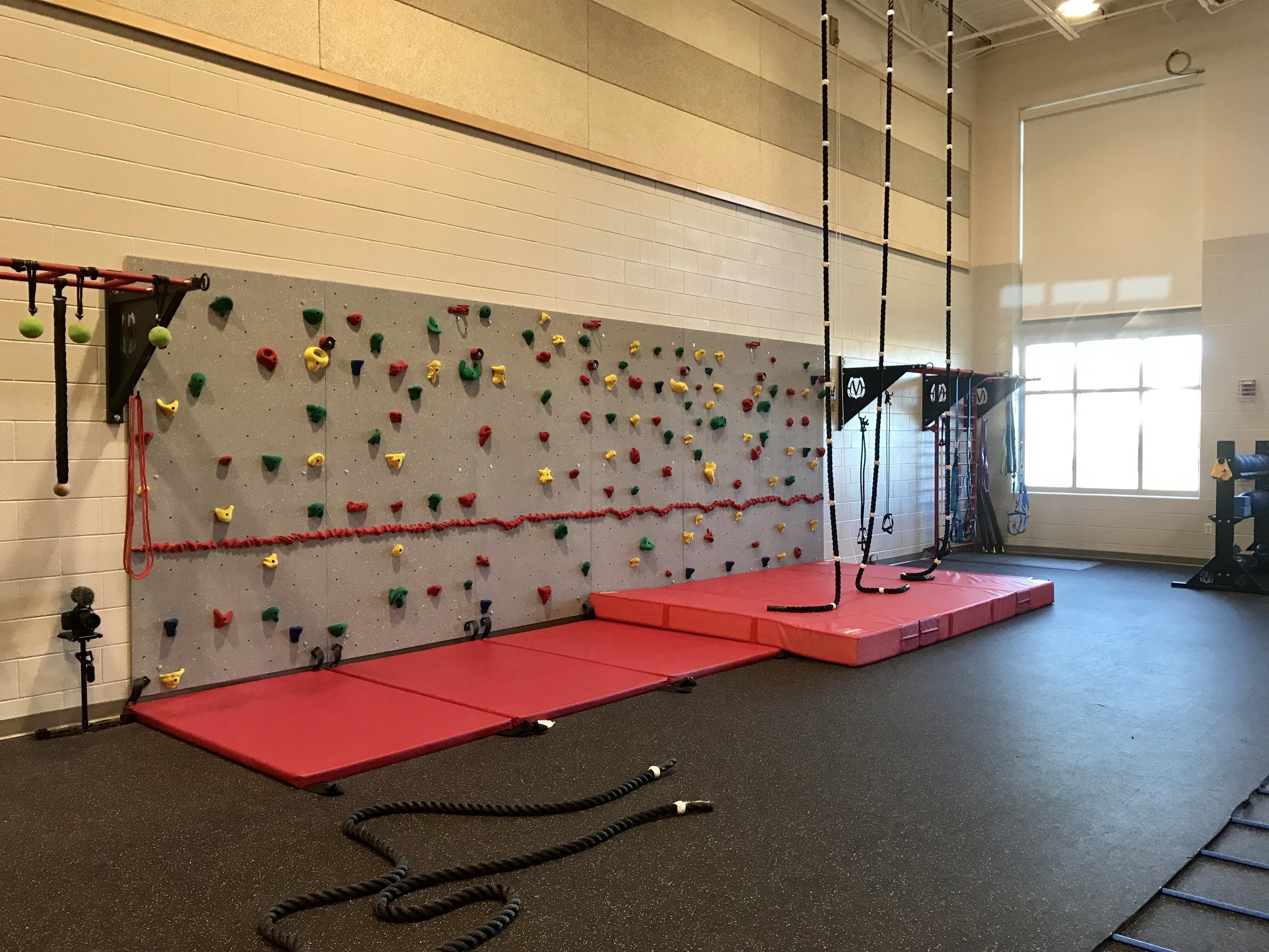 Bouldering wall MoeStrong climbing ropes PE class