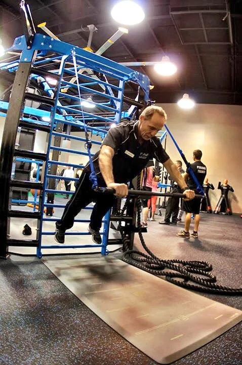Elevated suspension bar push-up and rotational lunge workout