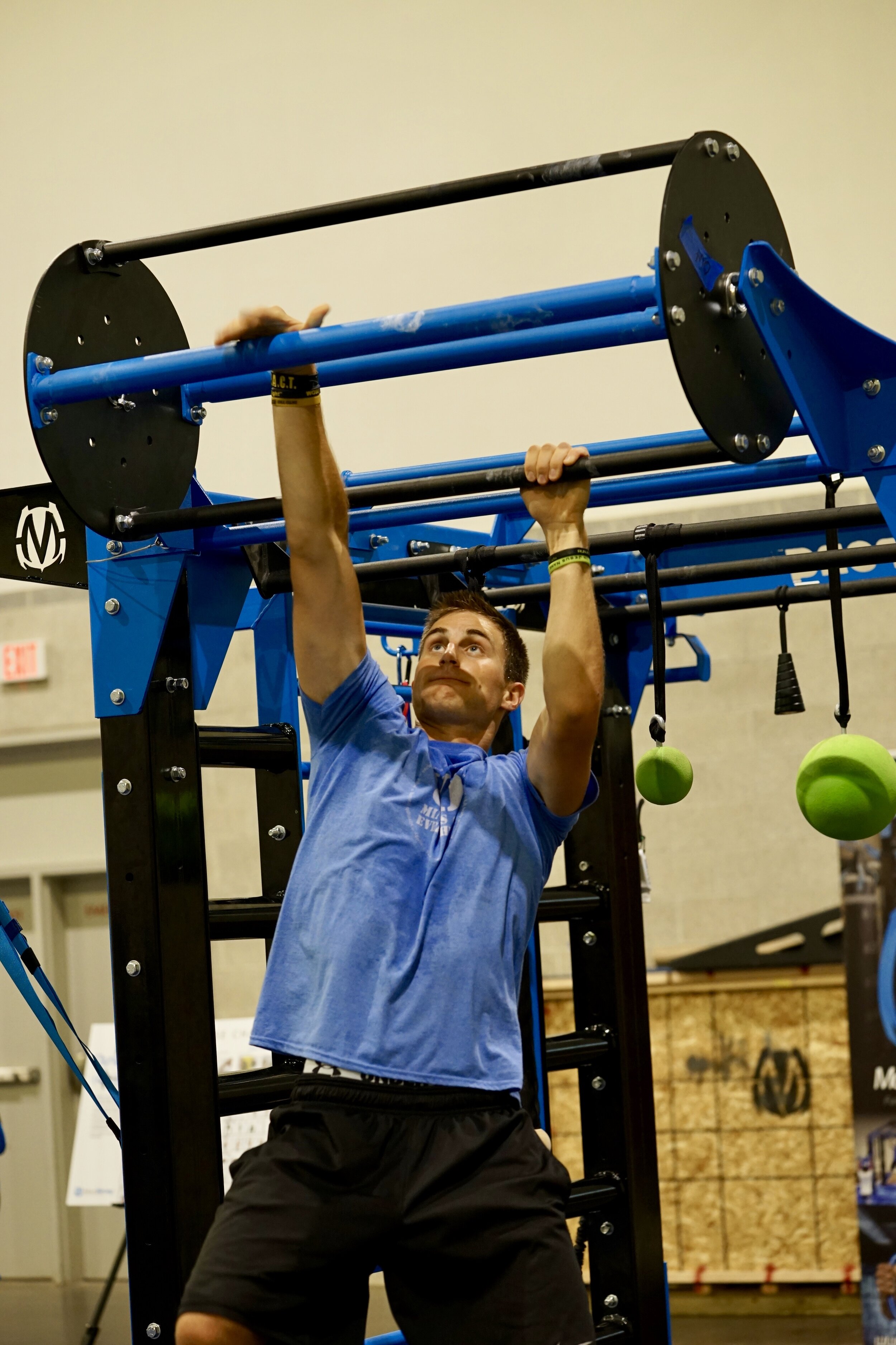 Revolving pull-up bar Training