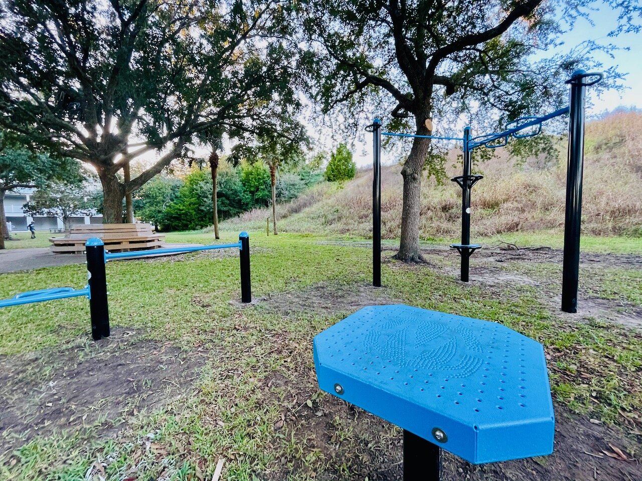 Outdoor gym exercise equipment 