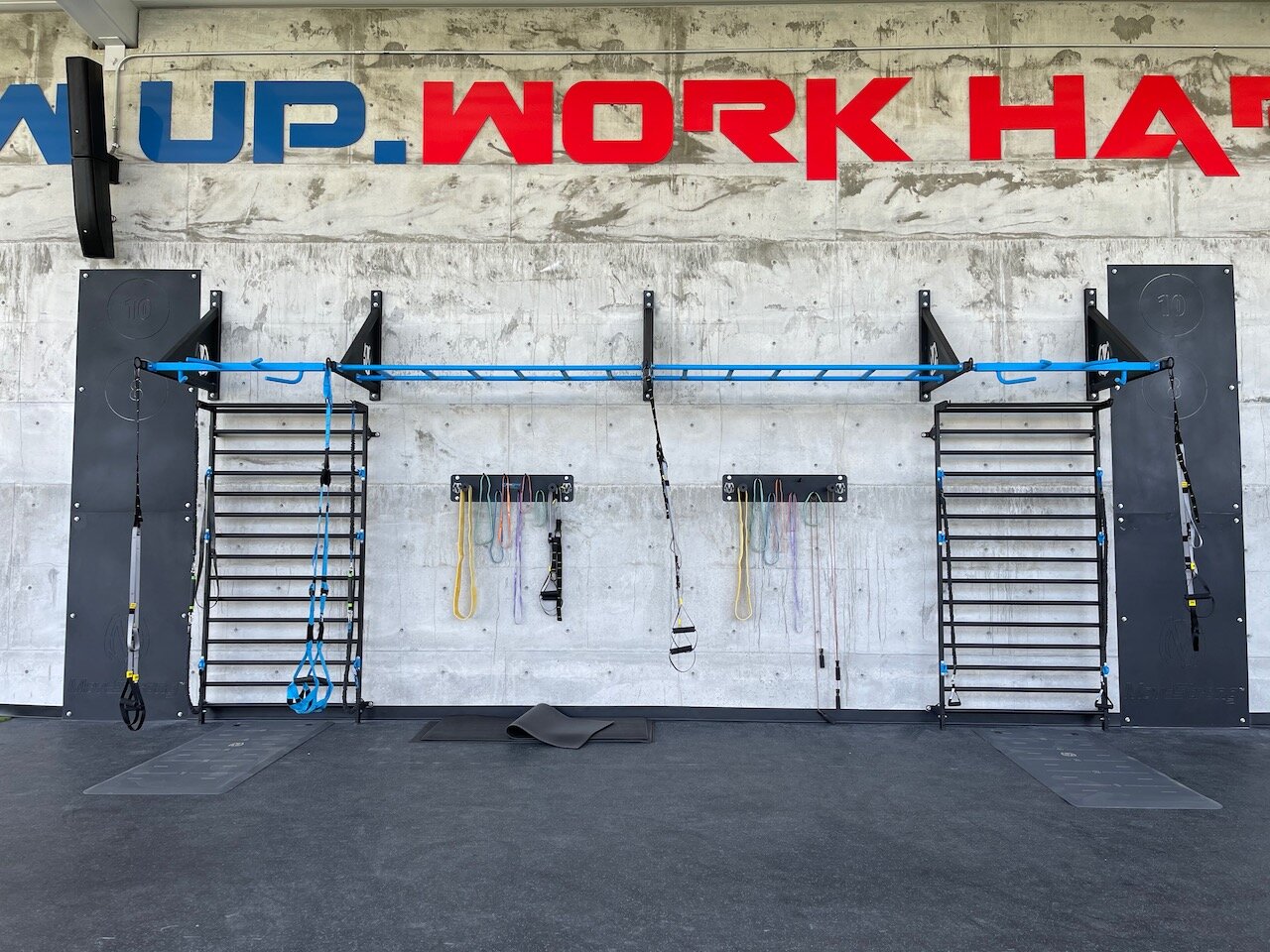 Custom outdoor fitness pullup bar station