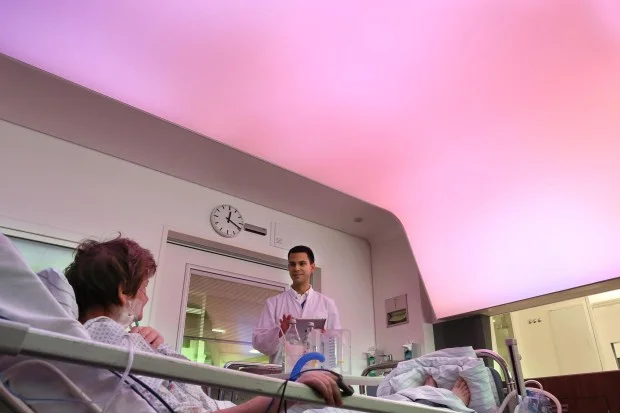 The lighting system uses 15,400 LEDs, spanning the entire ceiling and wall in front of the patients, filling their entire field of view.