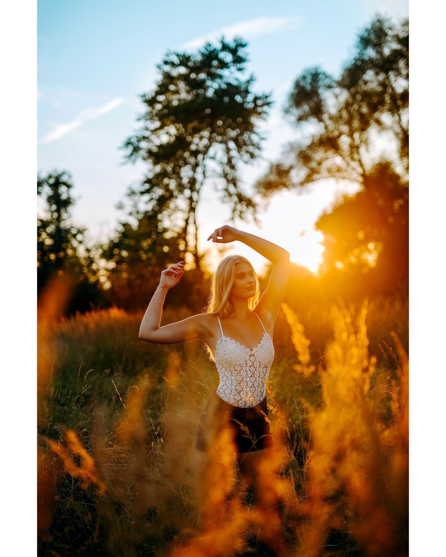 | vivien 
.
.
.
#photoshoot #photography #photographer #fotoshooting #portrait #portraitphotography #model #beauty  #portraitsmadeingermany #outdoorphotography #girl #lingerie #sunset #sunsetlover #availablelight #availablelightphotography #sunsetpho