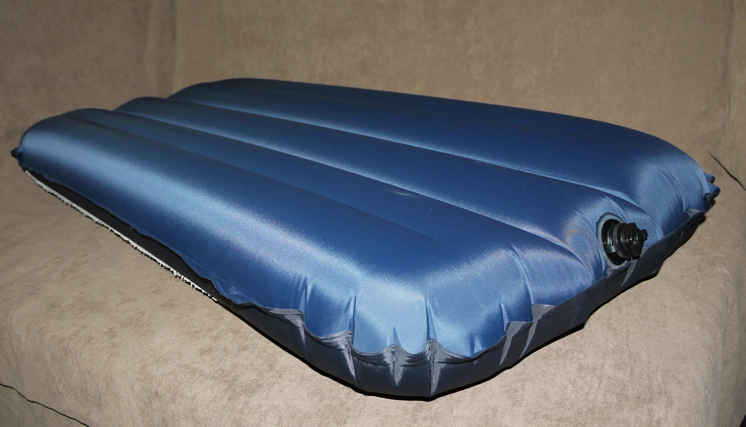 Elastic rocker. There when you need it, flat when you don't.