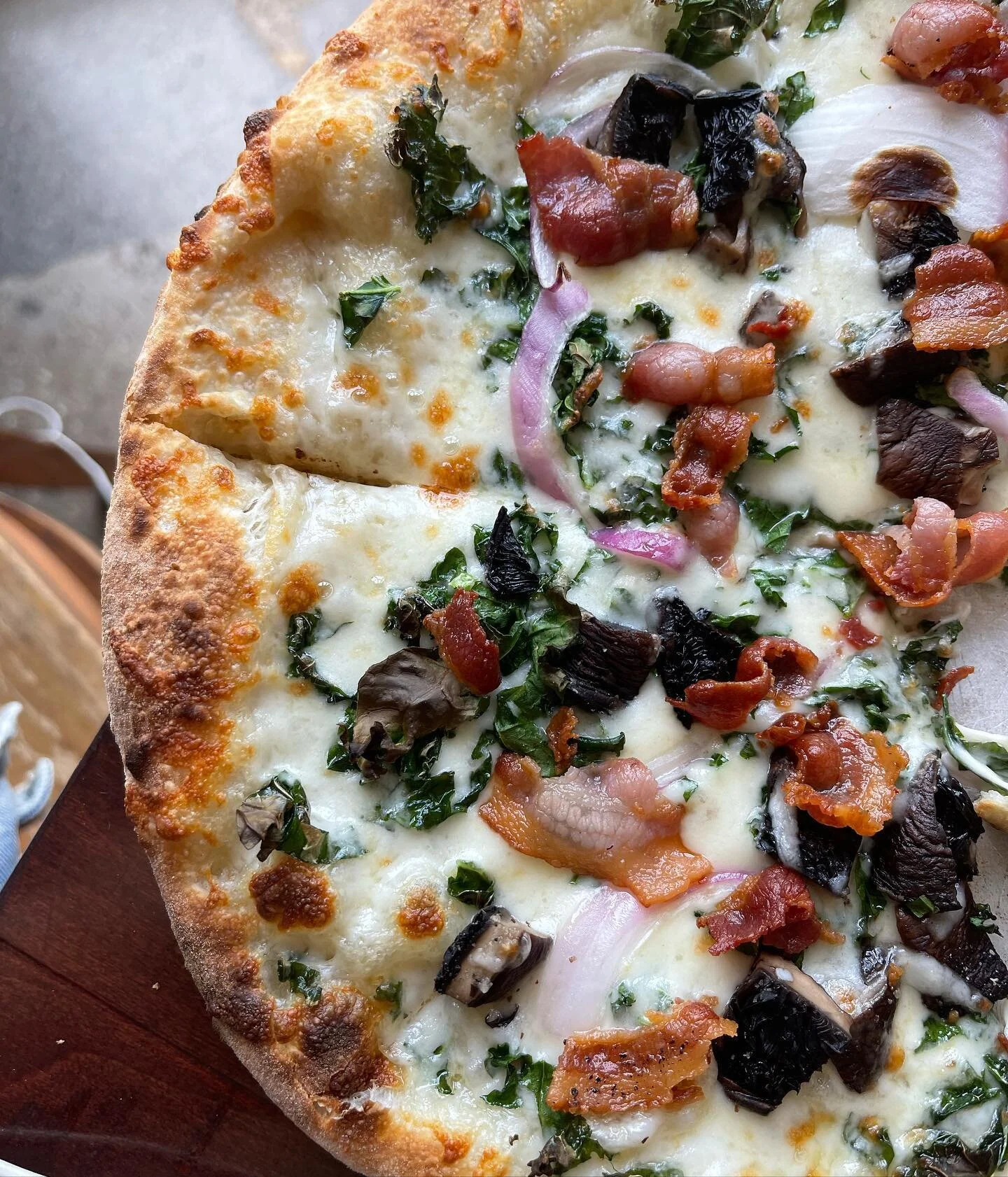 Pizza of the week: Cavolo 🍕 ✨ 
Shredded kale, red onions, roasted mushrooms, pancetta with shredded mozzarella 
.
.
.
#ducalipizza #northendpizza #bostonfoodies #bostoneats #northendboston #bostonpizza